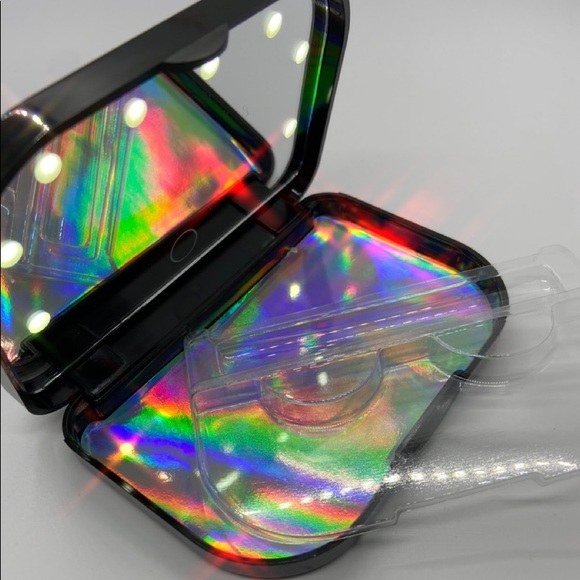 Mirror 🪞 - Picture 2 of 3